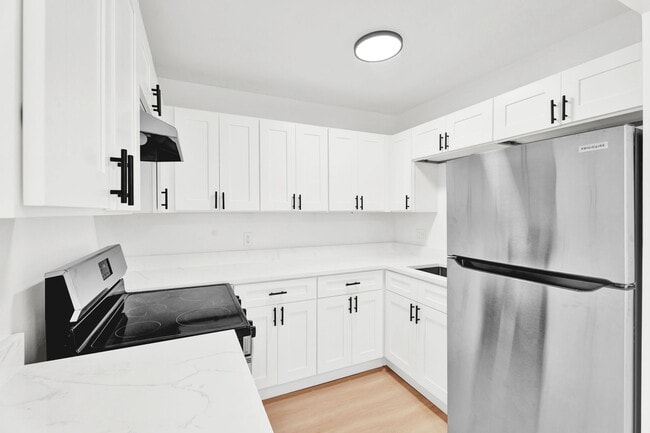 Building Photo - ONE11 UTICA PARK