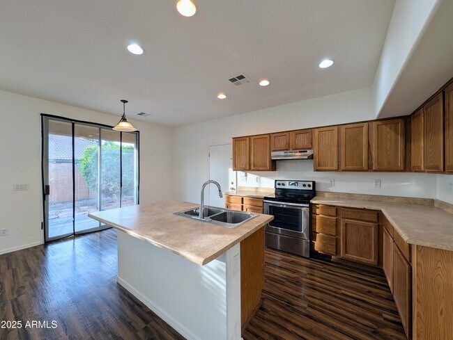 Building Photo - 3848 E Pollack St