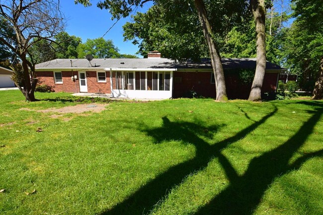 Building Photo - Winding Brook home in the Penn School Dist...