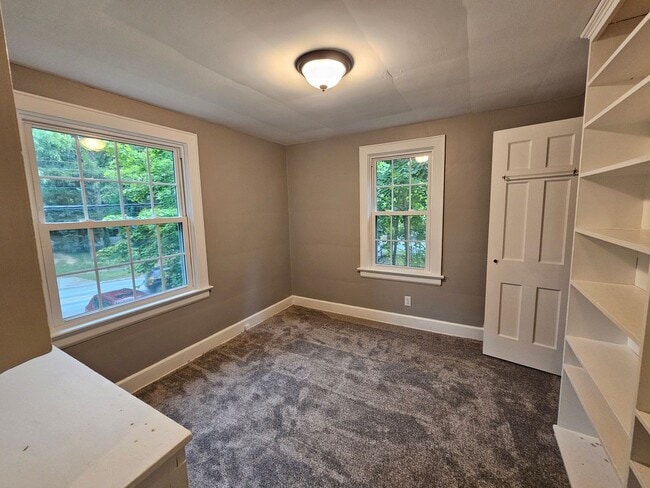 Building Photo - Kent 4 bedroom 1.5 bath house for rent
