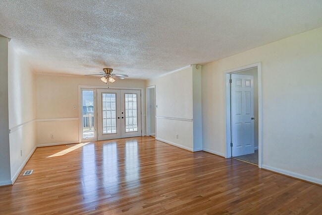 Building Photo - 3 BDRM / 2.5 BATH with FENCED BACKYARD - WINDSOR WOODS!