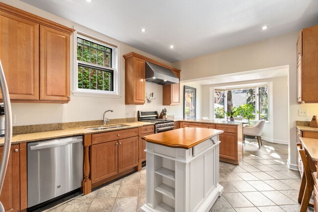 Building Photo - 2112 N Dayton St