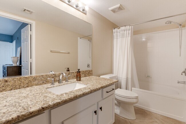 Building Photo - CHARMING FURNISHED 2 BEDROOM SHORT TERM RE...