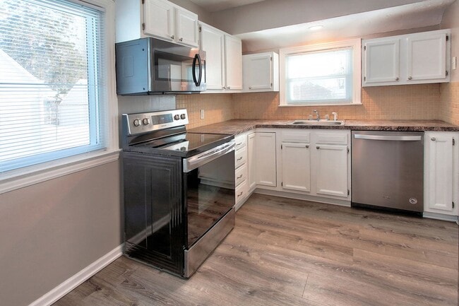 Building Photo - 3 Bedroom Home On Holland's North Side