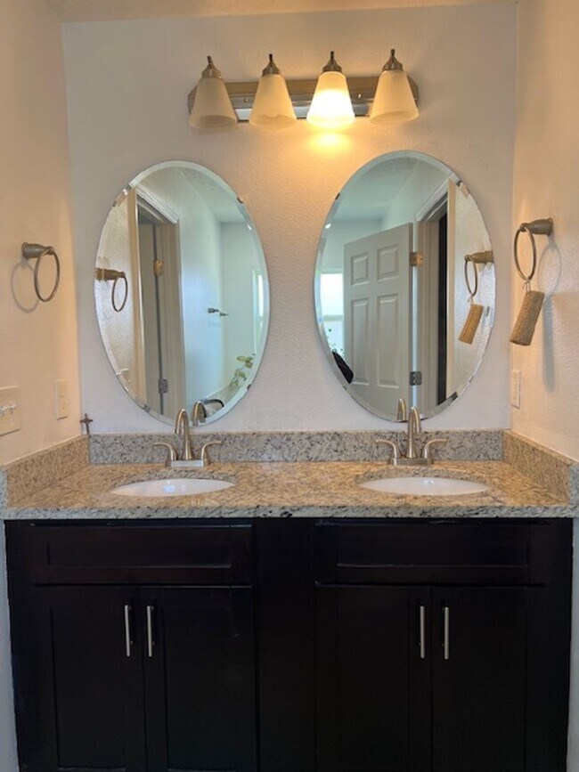 Building Photo - 197 Maple Dr