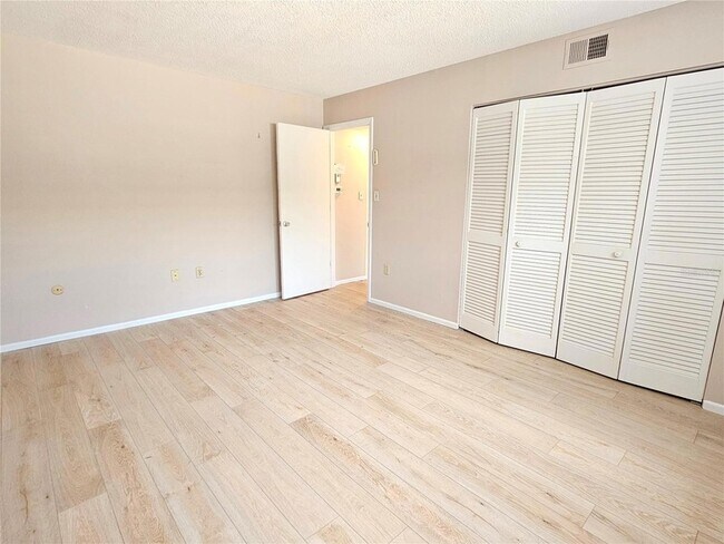 Building Photo - 509 W Venice Ave