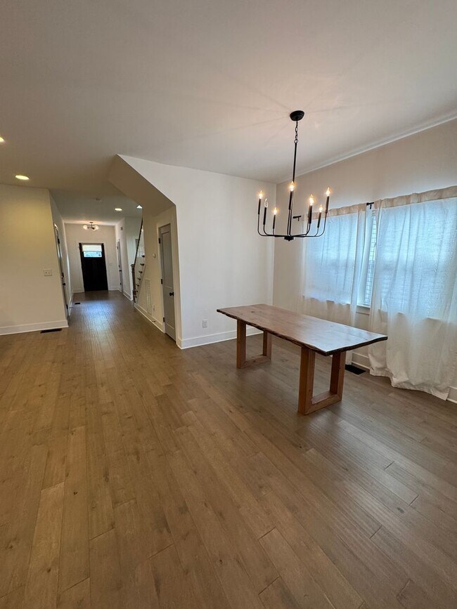 Building Photo - 3 bed. 2.5 bath in East Nashville ready fo...