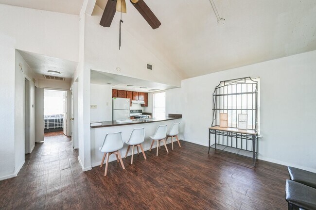 Building Photo - Charming 2BR Duplex in Austin
