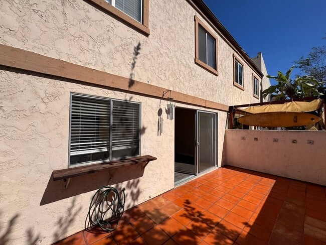 Building Photo - Spacious 4-Bedroom Townhome in Prime Clair...