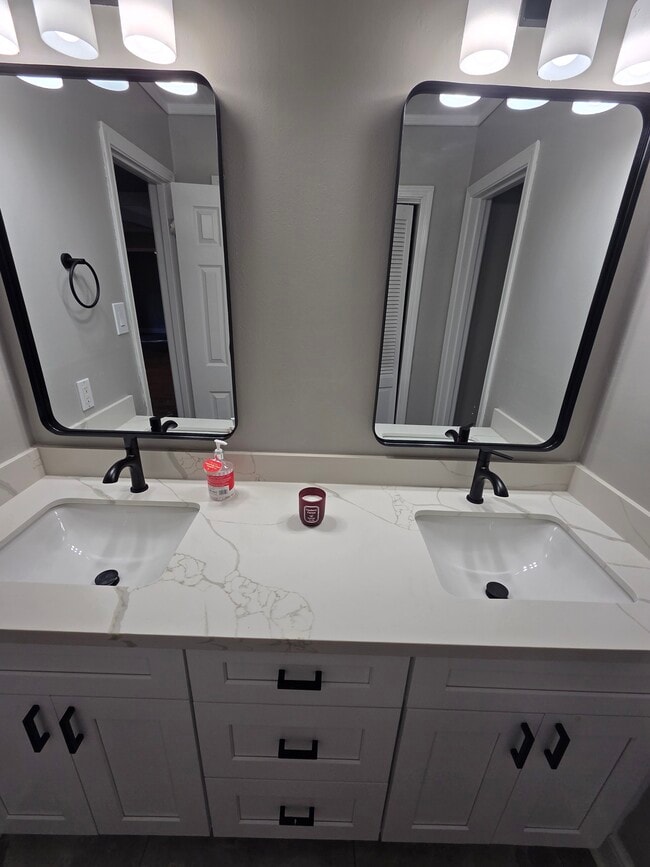 Building Photo - 12233 Park Lawn Ave