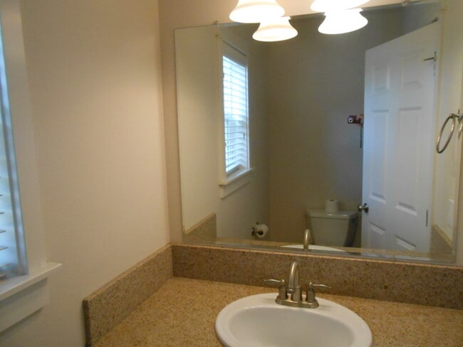 Building Photo - 1056 NE Parkview Ct