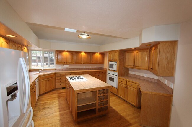 Building Photo - 2100 N Timberline Rd