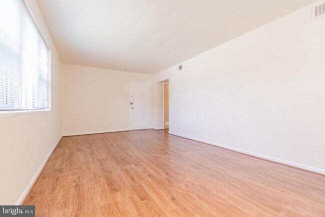 Building Photo - 3043 Patrick Henry Dr