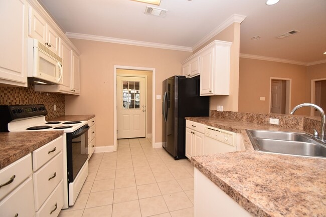 Building Photo - Spacious 3 Bedroom, 2 Bath Home