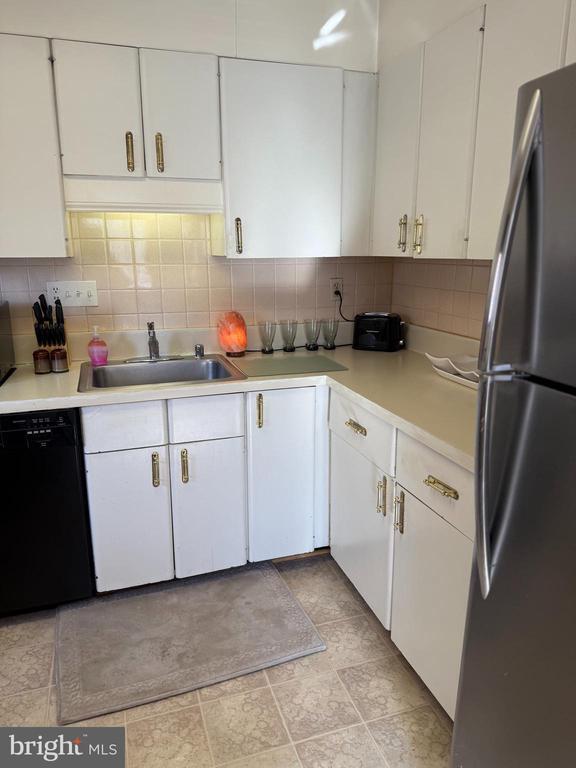 Building Photo - 637 22nd St S