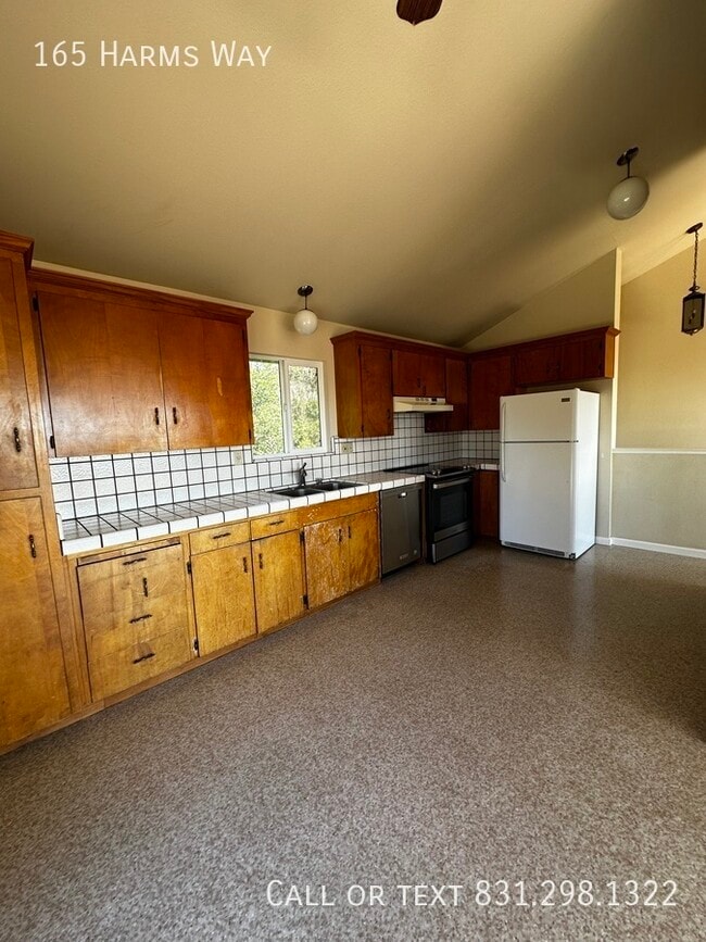Building Photo - Expansive 4 Bed, 2 Bath La Selva Beach Hom...