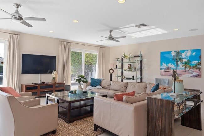 Building Photo - 3050 NE 43rd St