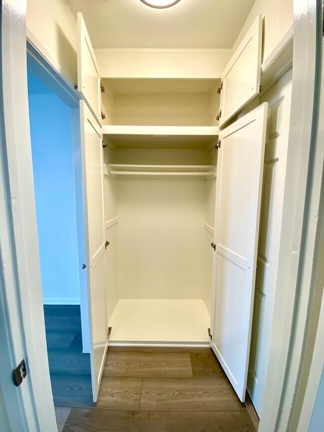 Building Photo - Beautifully Upgraded 1 Bedroom / 1 Bathroom Apartment Available Now!