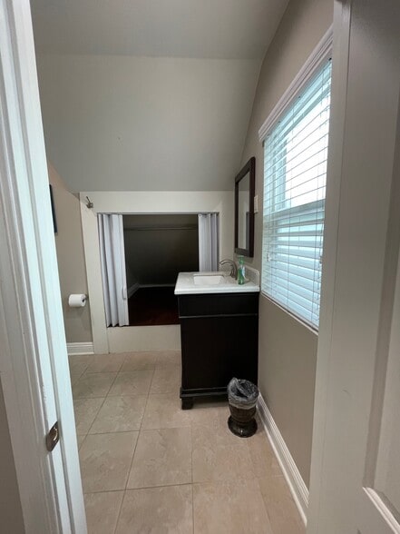 Building Photo - 7524 Fountain Ave