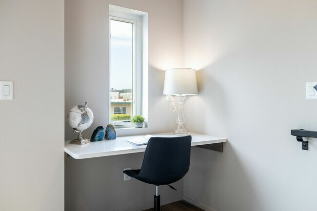 Building Photo - 904 21st St