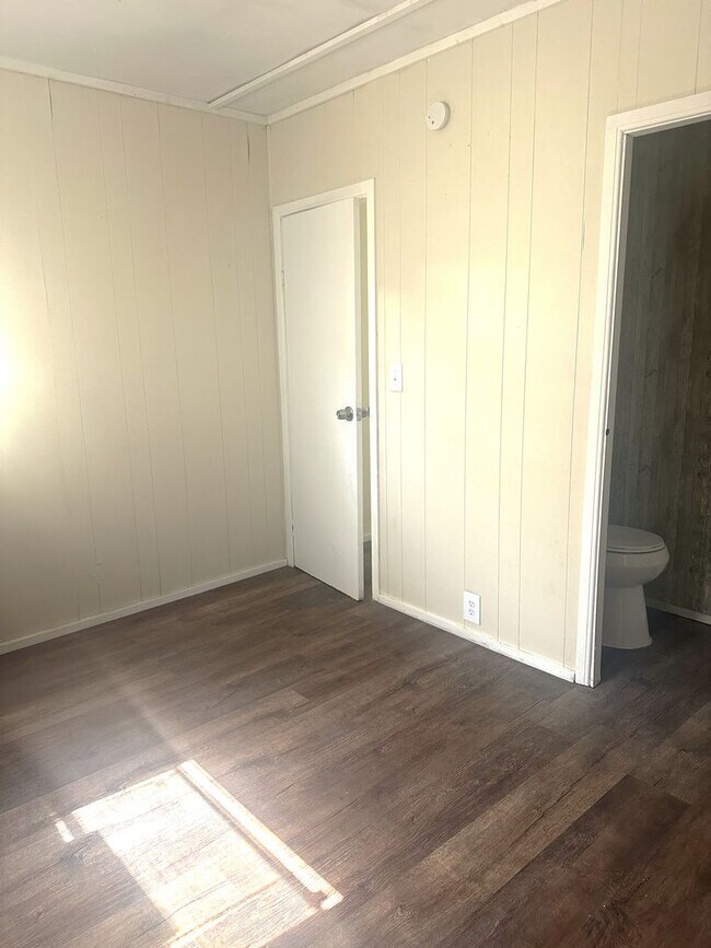 Building Photo - Cozy House