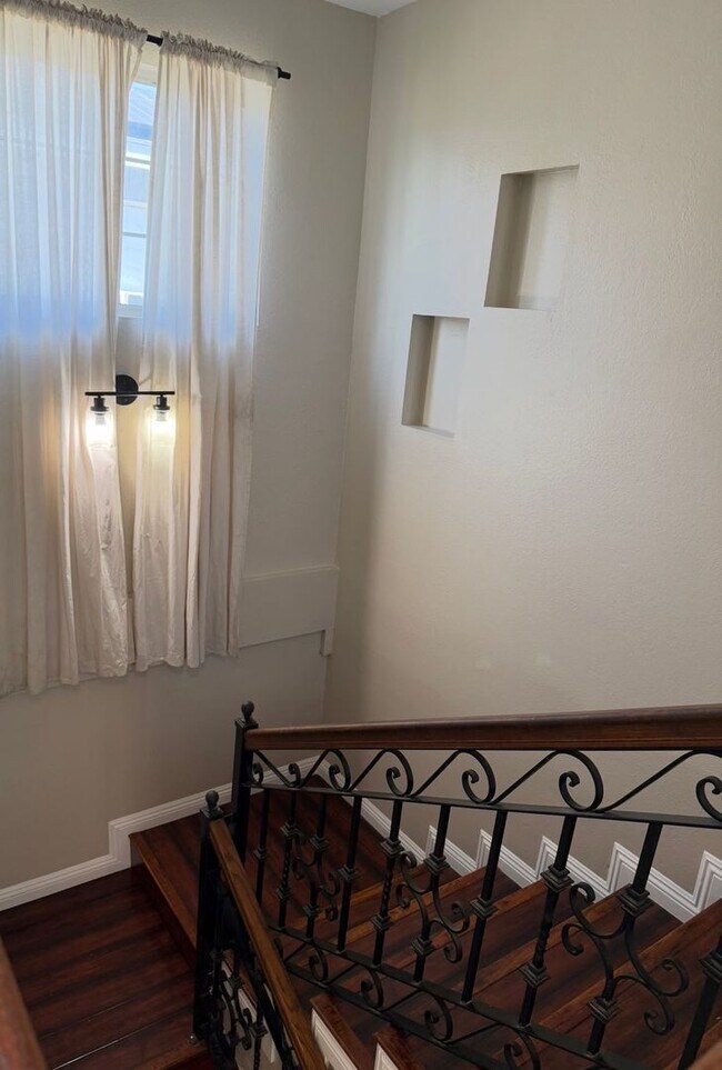 Building Photo - 5 Bed 3 Bath House Available Now!