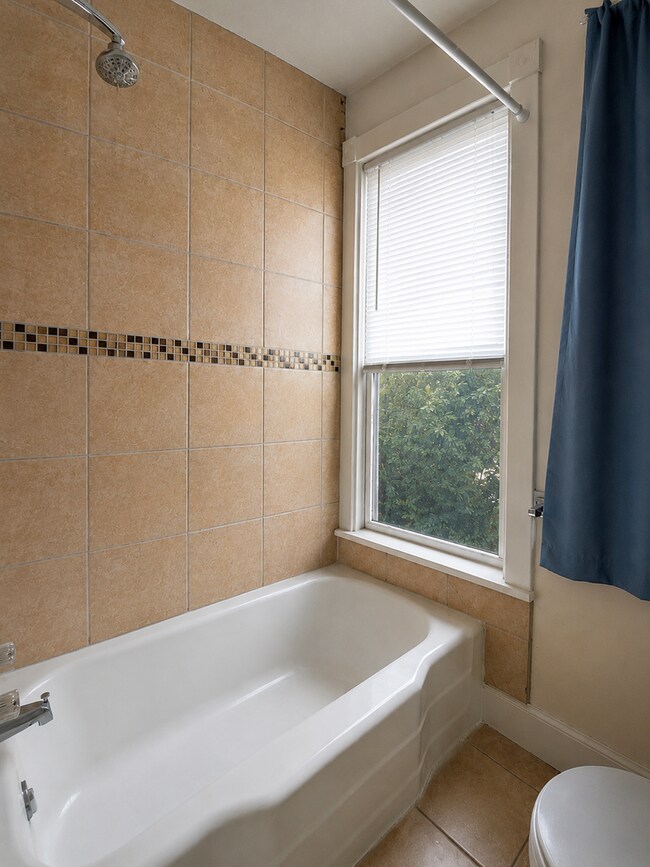 Building Photo - Town House: 2 bedroom & 1 bathroom