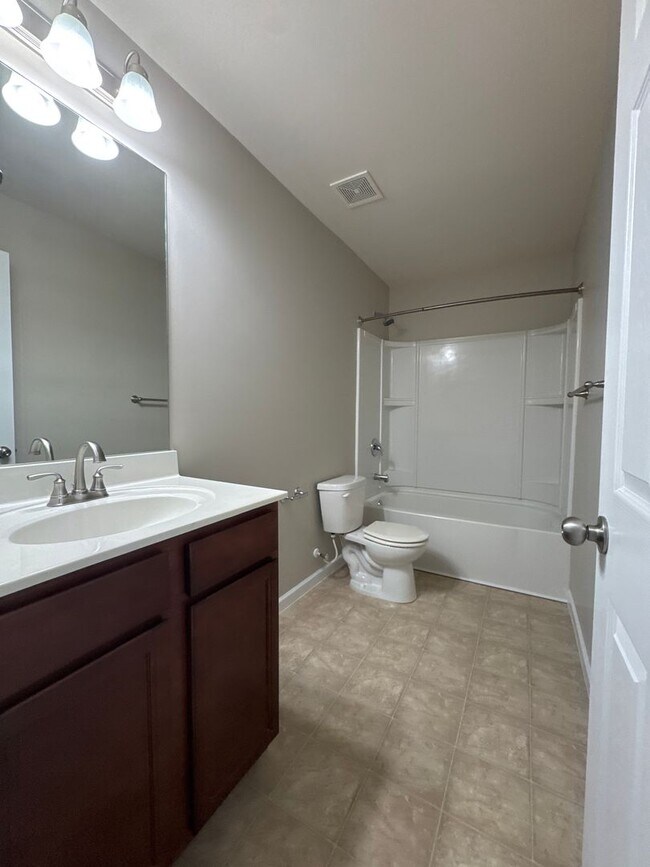 Building Photo - Well-Maintained 4BR Home in Lebanon | Great Location + Natural Light