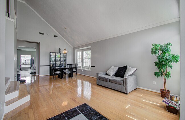 Building Photo - 3043 W Hampton Dr