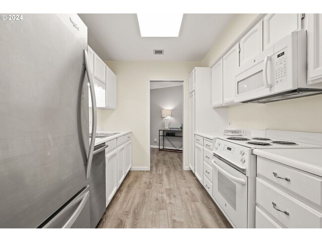 Building Photo - Spacious Portland Plaza Condo with Washer/...