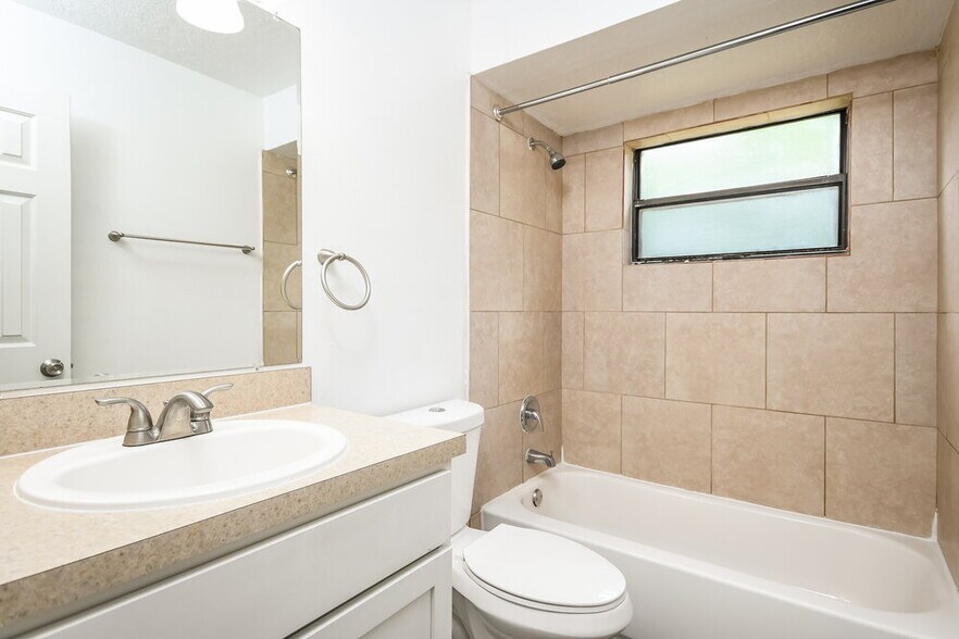 Building Photo - 805 Mountbatten Ln