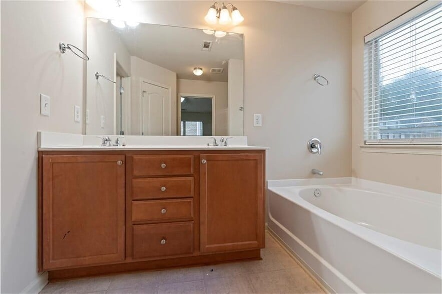 Building Photo - 3879 Brockenhurst Dr