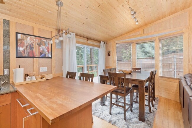 Building Photo - Fully Furnished & Move-In Ready Mountain H...