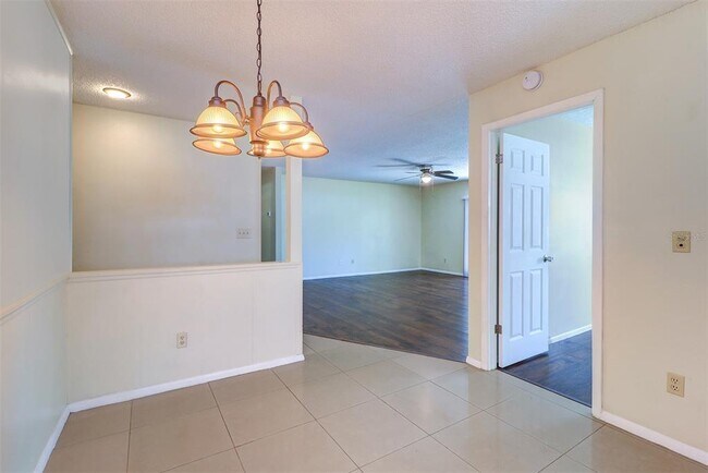 Building Photo - 1915 Saginaw Ct