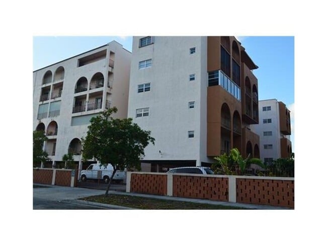 Building Photo - Spacious 1 Bed, 1.5 Bath Apartment in Gated Hialeah Community - Available July 2025!