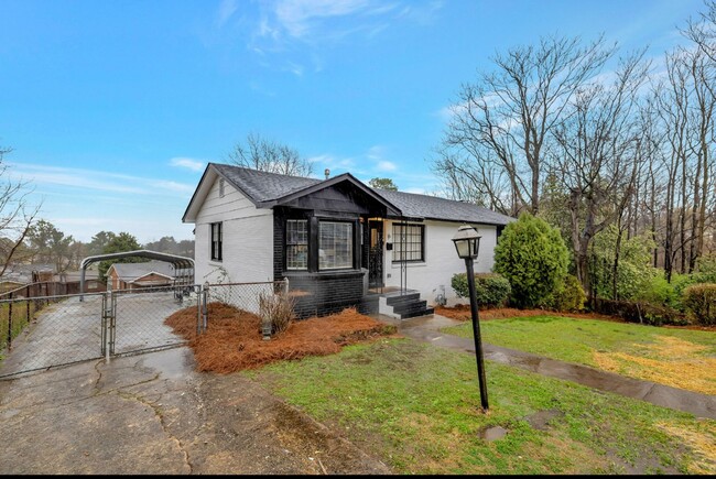 Building Photo - Renovated Home Nestled in Quiet Neighborhood