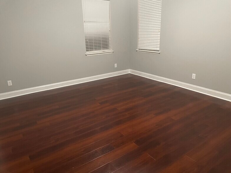 Large Living Room (to be furnished) - 4401 Fox St