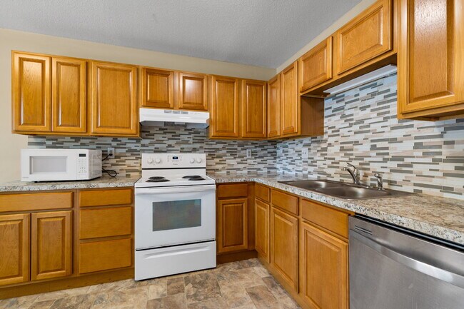 Building Photo - $200 Off First Month Updated 2BR Ground Level Condo Minutes for I77 in Rock Hill!