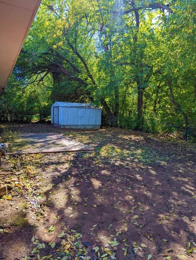 Building Photo - 1813 Hardy Dr