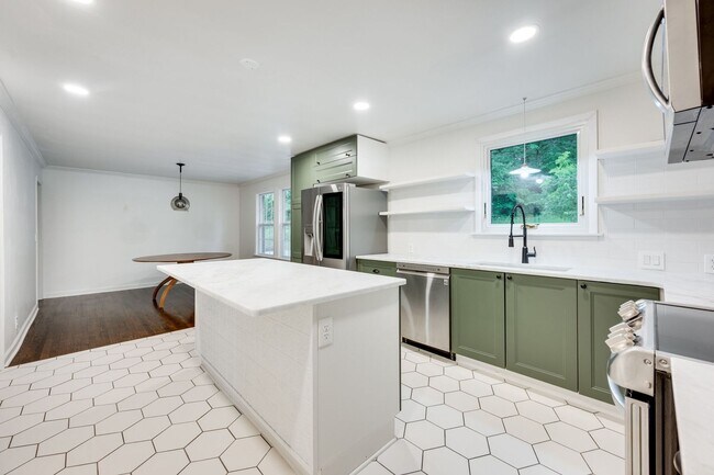 Building Photo - Amazing 3BE/2BA home in the West Meade & Hillwood Estates area!