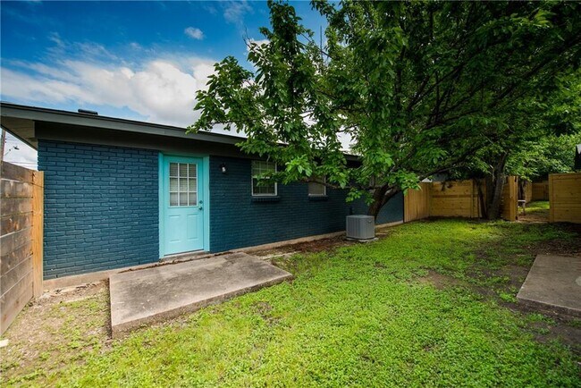 Building Photo - 1600 Parker Ln
