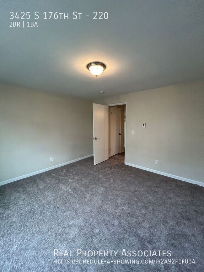 Building Photo - 3425 S 176th St
