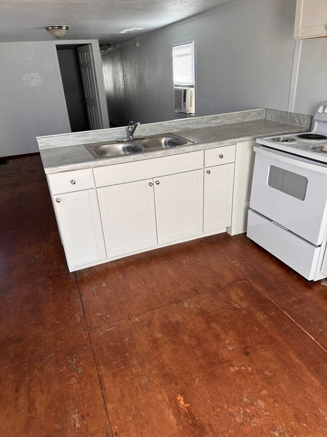 Building Photo - GREAT LOCATION! 2-Bedroom/ 1-Bath