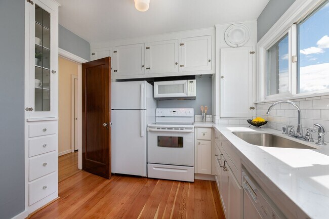 Building Photo - 3226 Fuhrman Ave E
