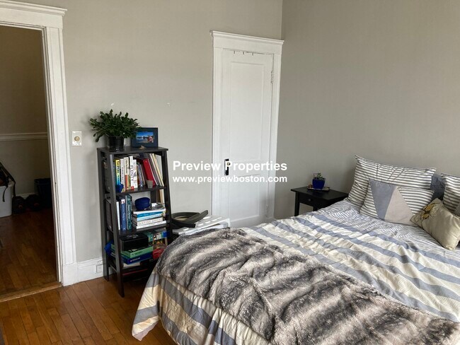 Building Photo - 1572 Commonwealth Ave