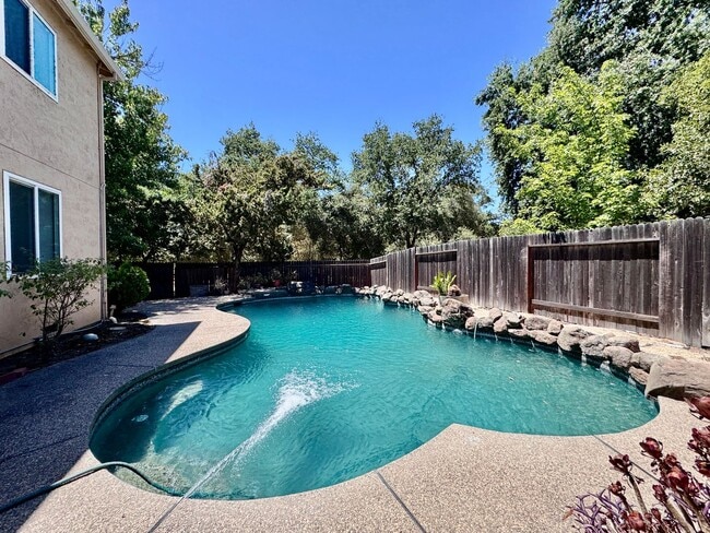 Building Photo - NOW AVAILABLE - 4 BED, 3 BATH, 2 CAR GARAG...