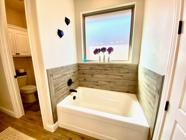 Building Photo - 1215 Desert Rose Dr