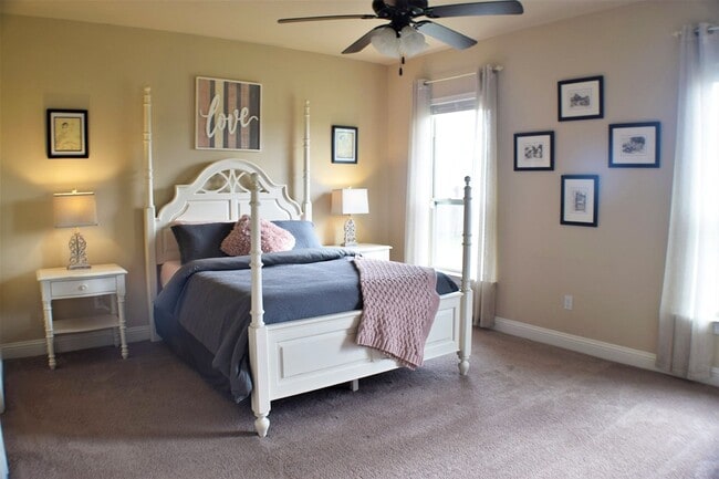 Building Photo - 324 Camelback Dr