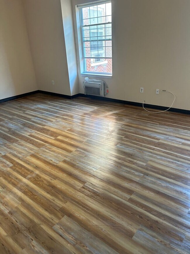 Building Photo - Spacious 1 Bedroom Apartment