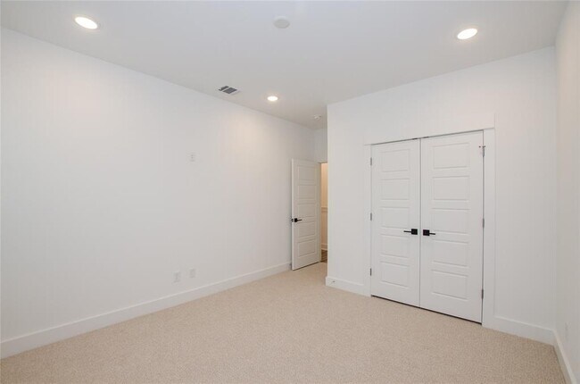 Building Photo - 2054 Johanna Dr
